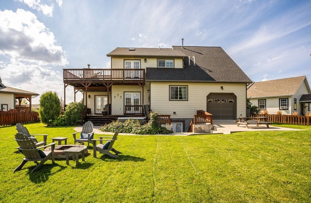 Large home w/ hot tub, cinema, bar/game room