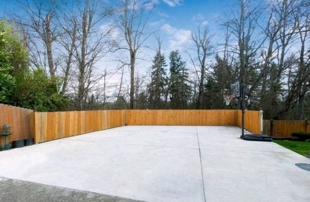 Large Home with Extended Driveway Minutes from the Puyallup State Fair