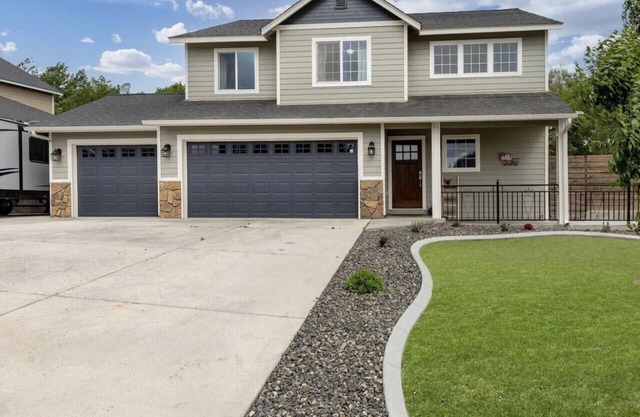 Large Home, Yard & 3 Car Garage 4/3 - #5204