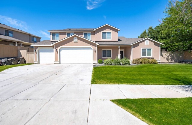 Large Home Yard 3 Car Garage 4 3 1207