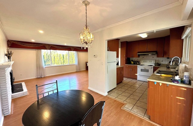 Large House 4 Bedrooms with Kitchen & Laundry Near YVR Airport & Transit