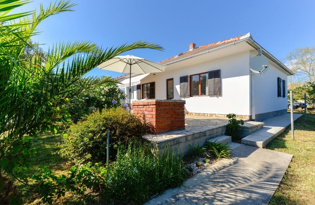Großes Ferienhaus in ruhigem Dorf am Strand