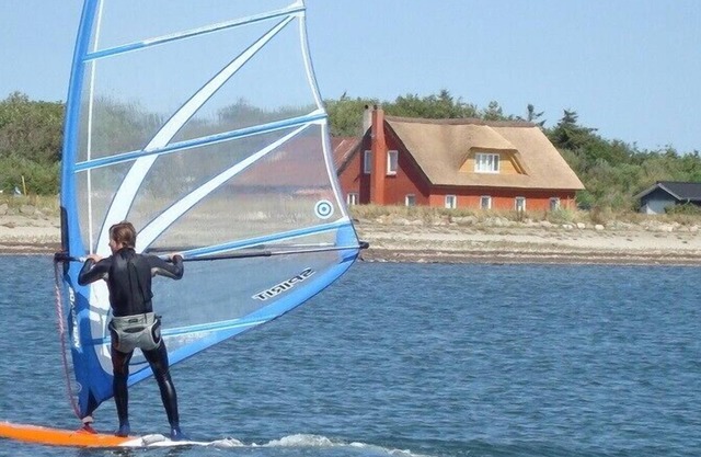 Wunderschönes grosses Haus am Wasser zum baden, surfen,angeln und Kajak paddeln.