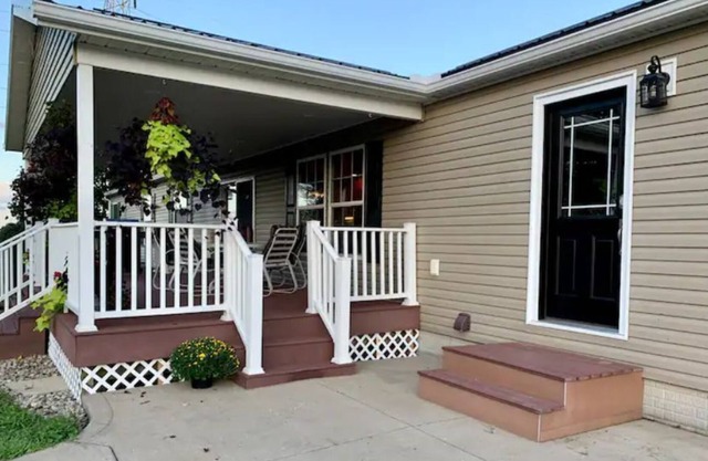 Summertime Stays in Sugarcreek are Splendid - Book Now!! 🌺