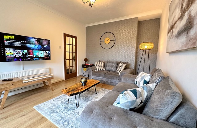 Large house on the edge of the Brecon Beacons - Five-Bedroom House