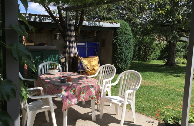 Großes Haus, Terrasse und umzäunter Garten, in der Nähe des Sees.