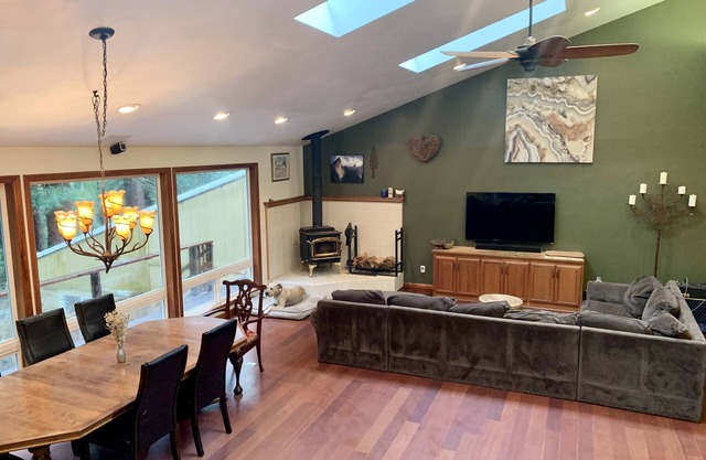Large house Up in the Redwoods perfect for large families. Pet friendly.