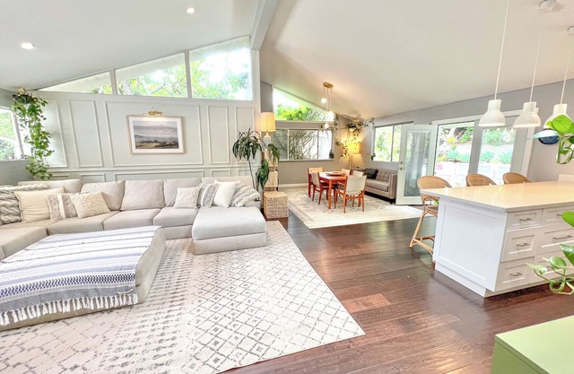 Large House with Jacuzzi, Sauna, Ping pong, Large yard - 6 minutes to Beach