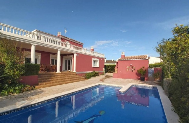 Large house with pool in Calafat