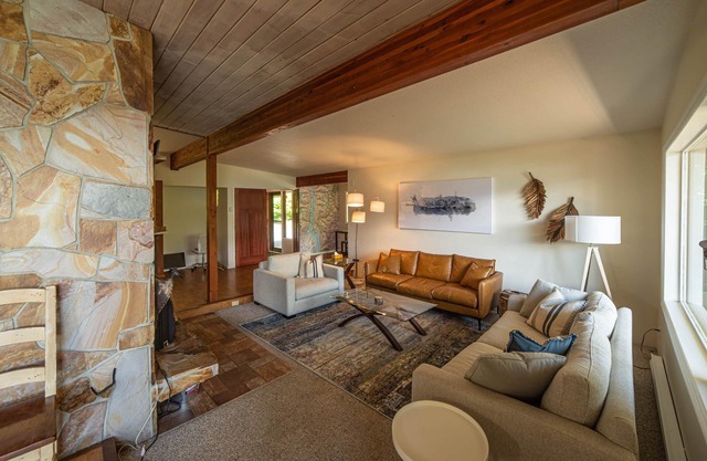 Large lake front Ainsworth house