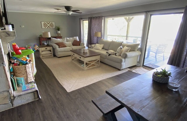 Large Lake Front Home 10 min from Downtown Milledgeville. 5 Bed, 2.5 Bath