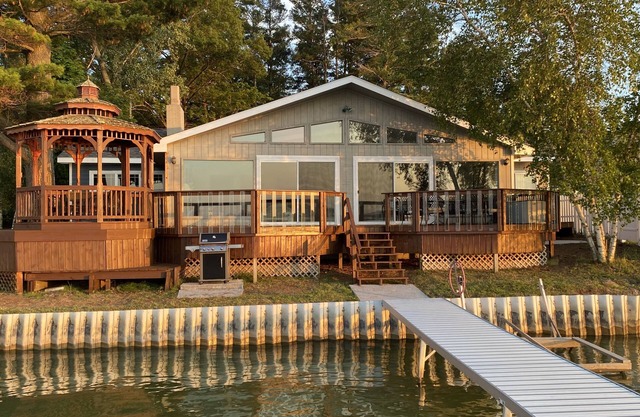 Large Lake House 30 Meter vom Wasser entfernt mit eigenem Dock aus der Tür.