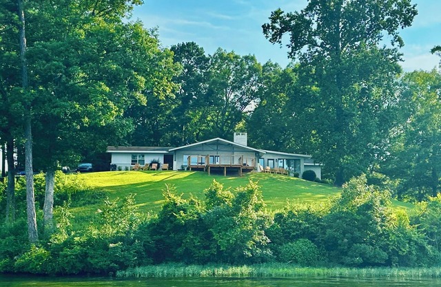 Large Lake House Sleeps 18+ on Lake Jordan 4 Bedroom 3 Bathroom, Boat Dock, Deck
