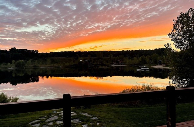 Large lakefront Cabin w/ year-round activities & enough beds for everyone!
