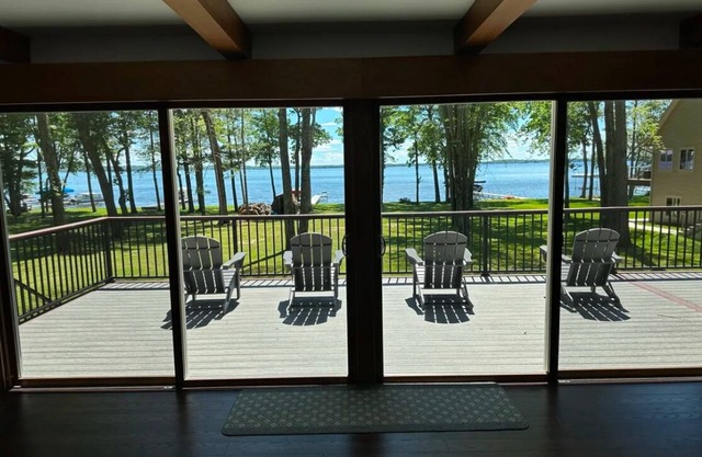 Large lakehome, big yard, gorgeous views. Perfect for families!