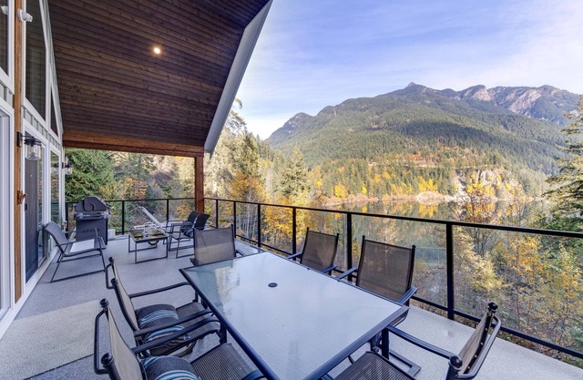 Large Lakehouse with Private Beach and Amazing Lake View