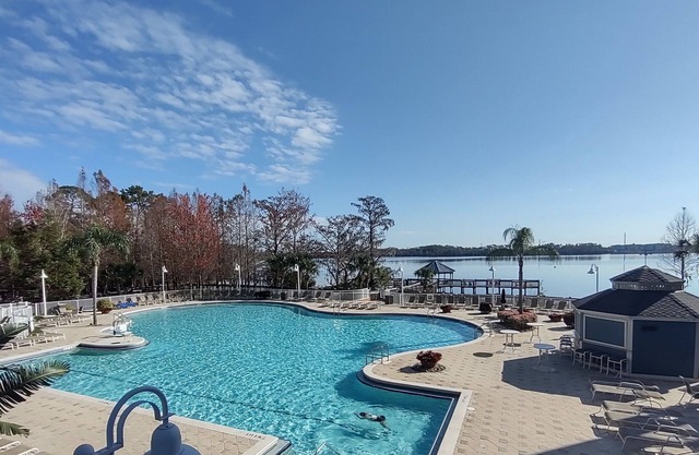 LARGE Lakeview Blue Heron CONDO near DISNEY with Balcony & 2 Resort POOLS & SPA