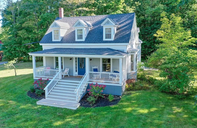 Large, light filled 4 bedroom house - walk to ocean and ferry