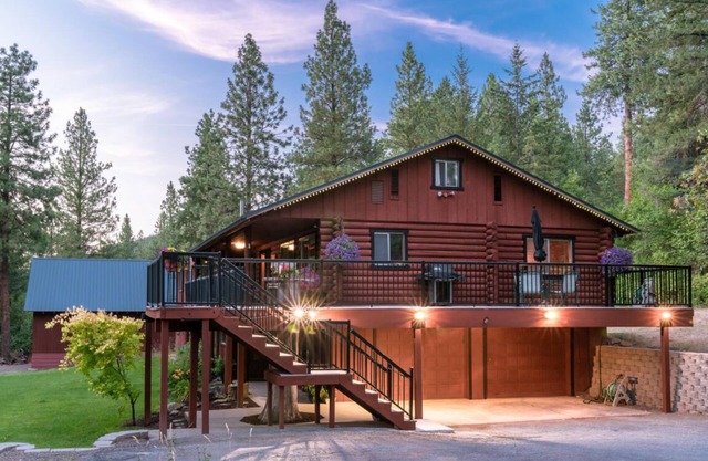 Large lodge with hot tub, theater, acreage and close to town! #STR 000330