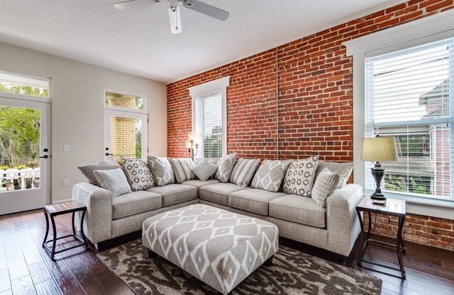 Dwntwn Blick vom Dachboden Balkon, perfekt für Paare Getaway! 5 min zu Fuß zum Essen, Terrasse mit Grill