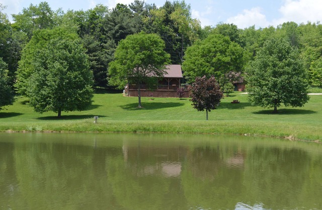 Große Blockhütte auf 12 Hektar mit Fischteich in der Nähe von Mohican State Park