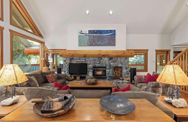 Large Log Cabin, Private Hot Tub, 2 Living Spaces