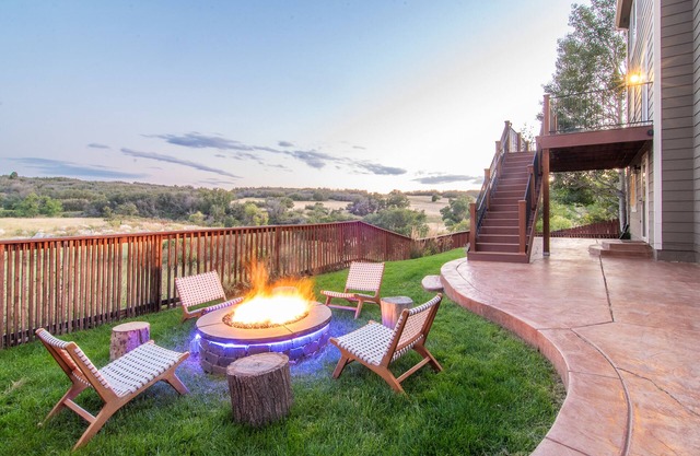 Large Luxurious Home Breathtaking Views w/ FirePit