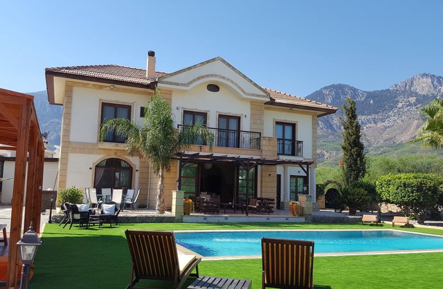 Große Luxusvilla mit privatem Pool in Lapta, Nordzypern.