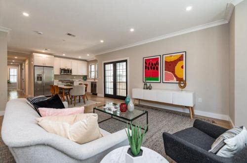 Large Luxury Apartment near Boston Train