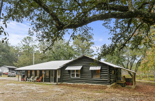 Large luxury cabin on 2 ponds with VIP/Selfie Room