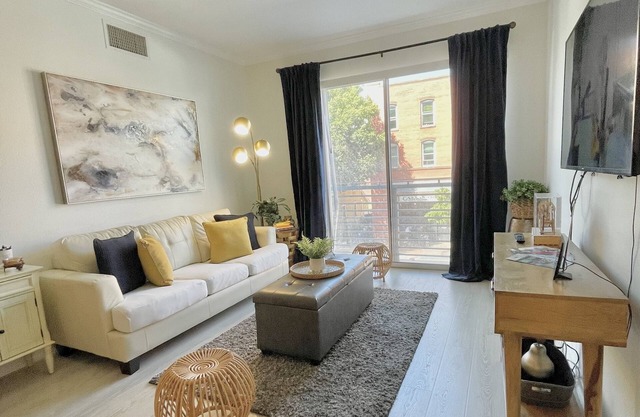Large Luxury Gaslamp Condo with Pool, In-Unit W/D, & Parking
