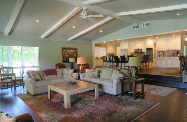 Large Luxury Lakefront Getaway