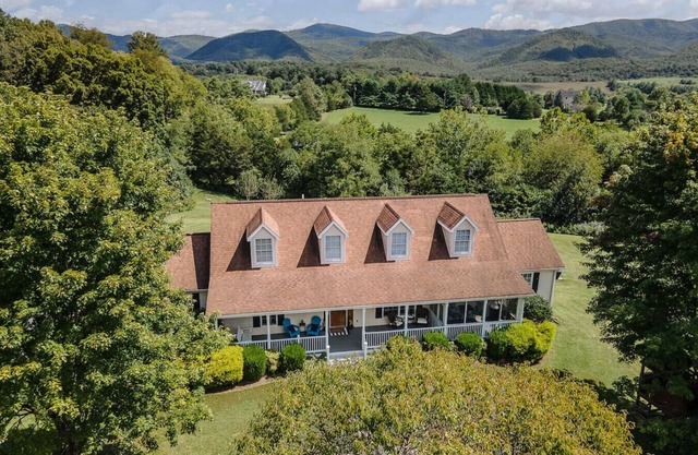 Large Family Mountain Home, Hot Tub+Wi-Fi+Firepit