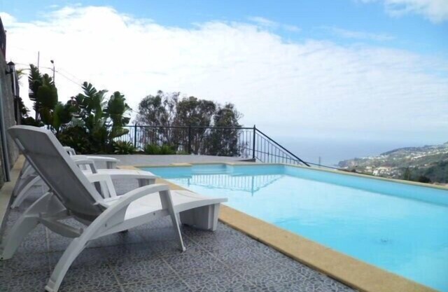 Große Luxusvilla, beheizter Pool, Spiel- / Fitnessraum, Meer- und Bergblick