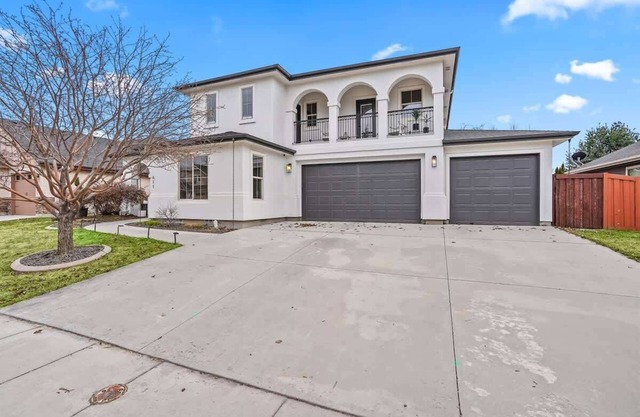 Large Modern 5 Bedroom Custom Home Centrally locat