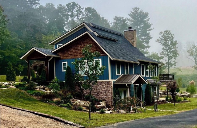 Large Modern Farmhouse on 3 acres 7 minutes from downtown