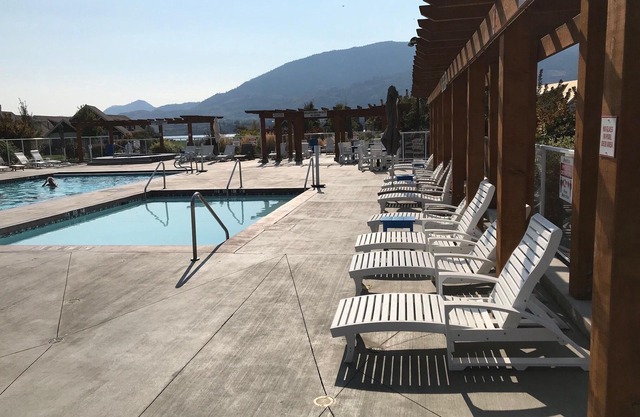 Large modern home at The Cottages on Lake Osoyoos!