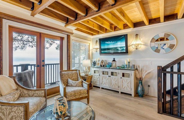 Large Modern Lakefront Cottage! Access to Boat Slip & Beach
