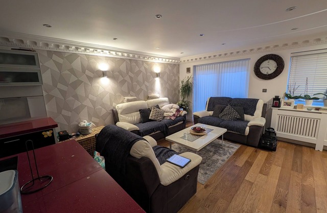 Large modern two bed house in Slough, near airport