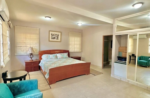 Large multi-family home, pet-friendly, 100mts from the beach, large parking.