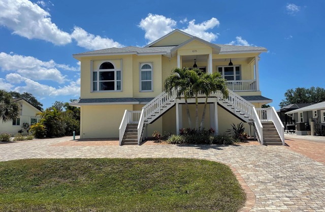 Large on-suite 1-bedroom unit in a waterfront house located on a canal