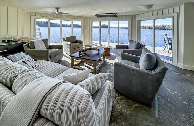 Large party Dock! Lush Luxury! Hot Tub! Sandy Beach! Bunkie! Southern Exposure!