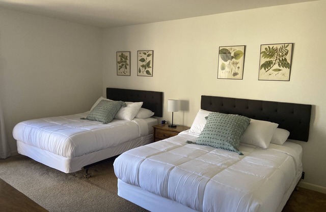 Large peaceful townhome, backs to open green space, short drive to theme parks!