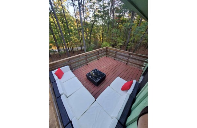 Large Peaceful Woods Retreat Close to Everything!