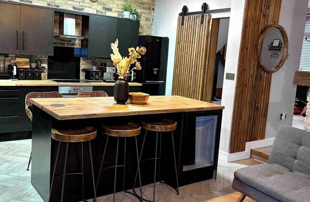 Large Peak District National Park Holiday House