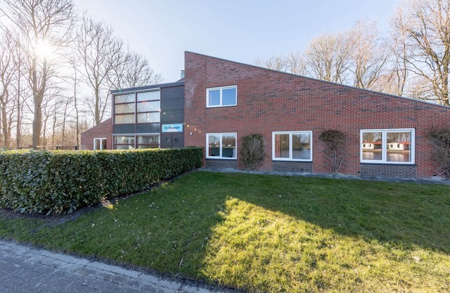 Gut ausgestattetes Gruppenhaus mit Kamin, wassernahe Lage