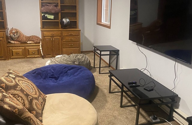 Large pet friendly, kid friendly house! 35 minutes from US Bank Stadium etc.