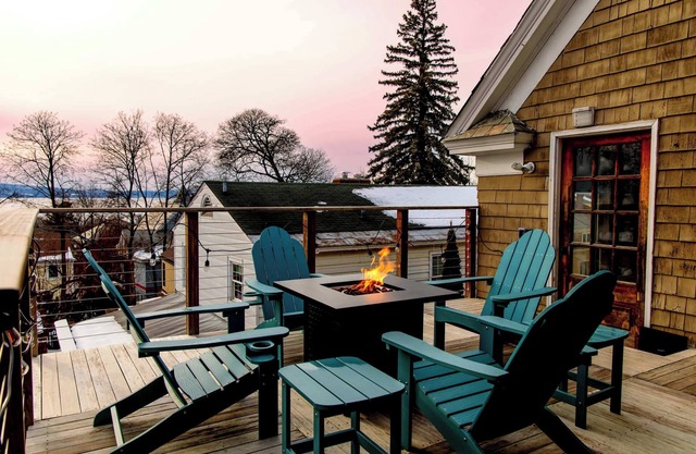 Large Private 2 Bedroom Apt w/ Epic Deck View