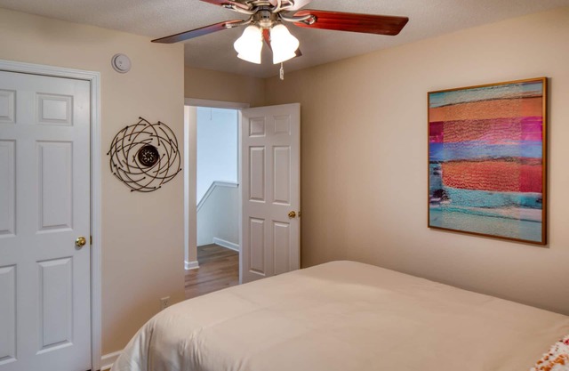 Large private 4 BR home near SAV airport with TV in every bedroom