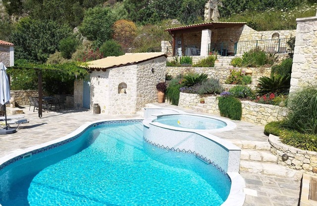 Große private Wohnung in einem traditionellen griechischen Dorf mit herrlichem Blick.